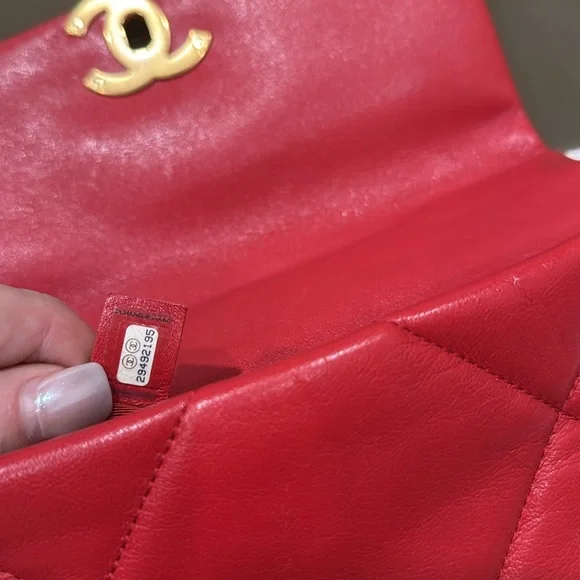 CHANEL 19 red small quilted lamb skin with two tone hardware in excellent cond - Picture 7 of 8